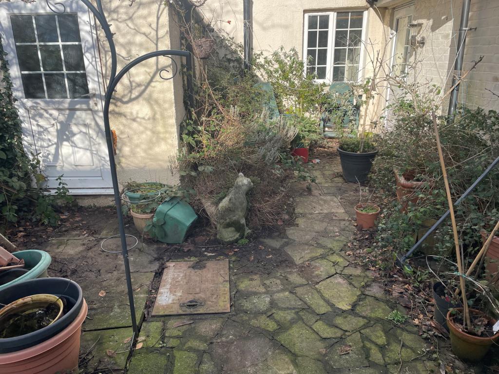 Lot: 116 - FOUR-BEDROOM COTTAGE FOR INVESTMENT -